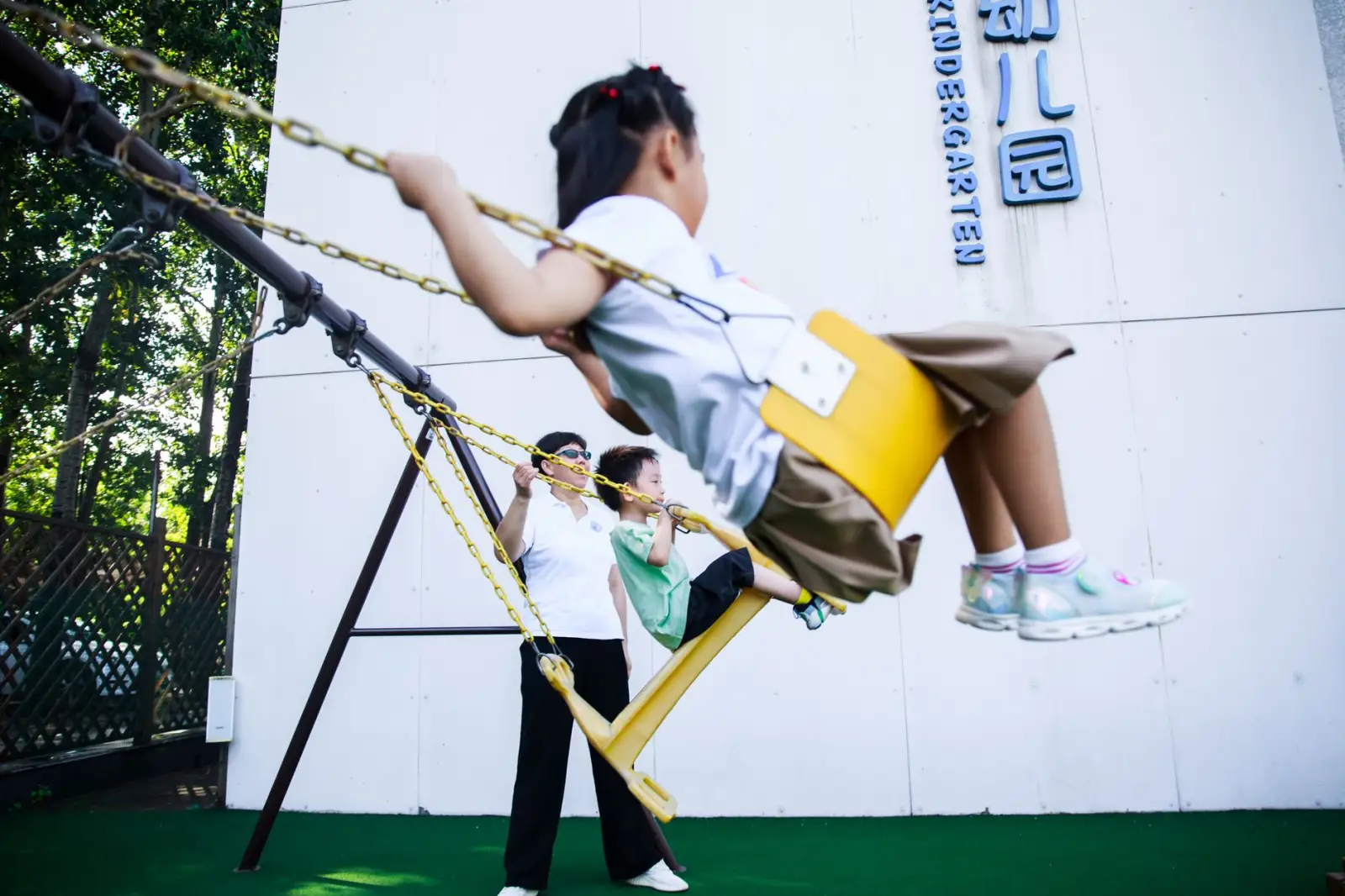 幼儿园户外游乐设备秋千与摇马的安全标准解析正文配图 1
