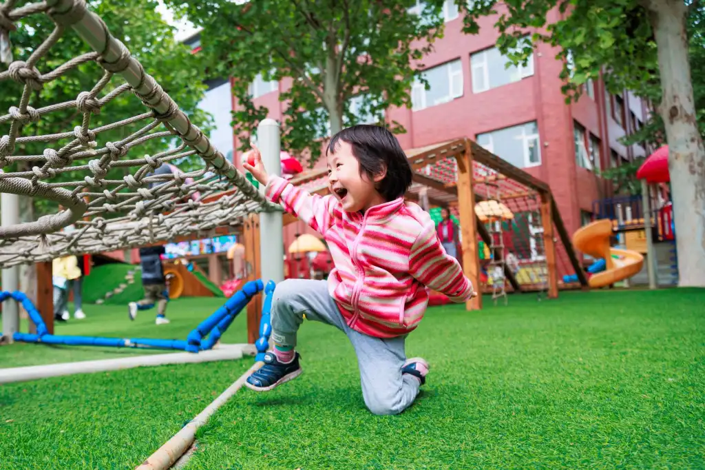 幼儿园户外滑梯选购指南：安全标准与材质对比分析正文配图 1
