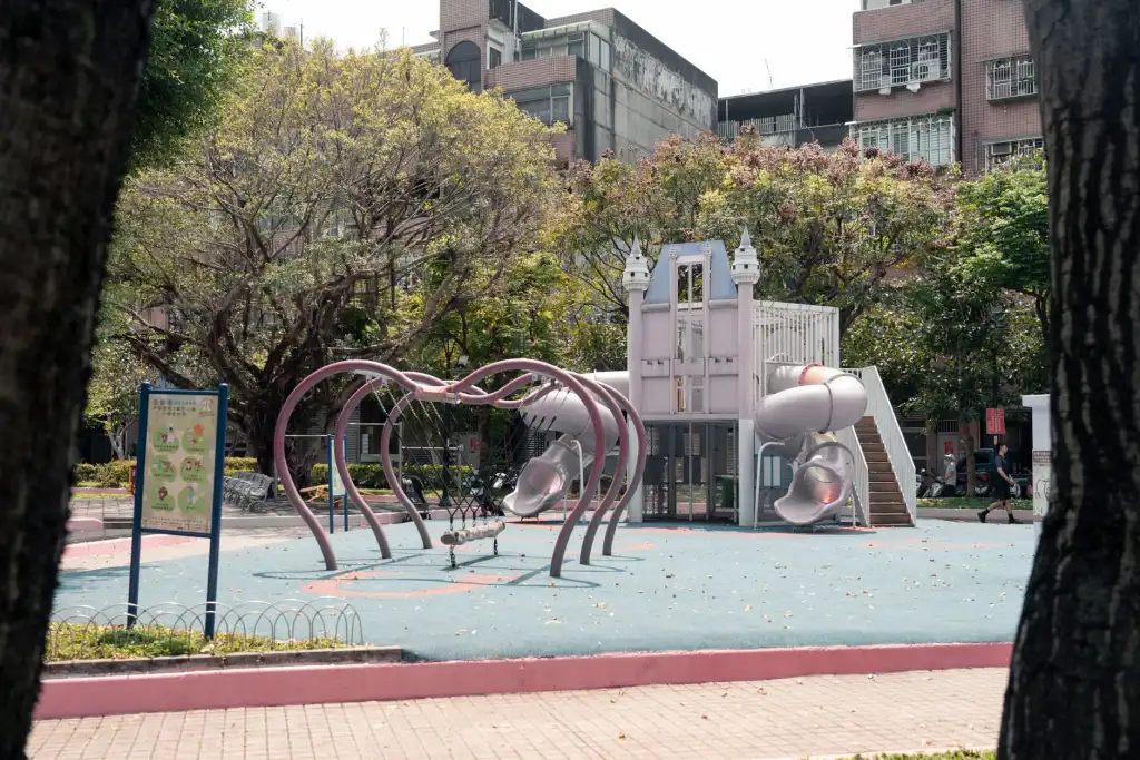 杭州乐与游乐设备儿童滑梯与攀爬架组合方案在幼儿园的应用实践正文配图 1