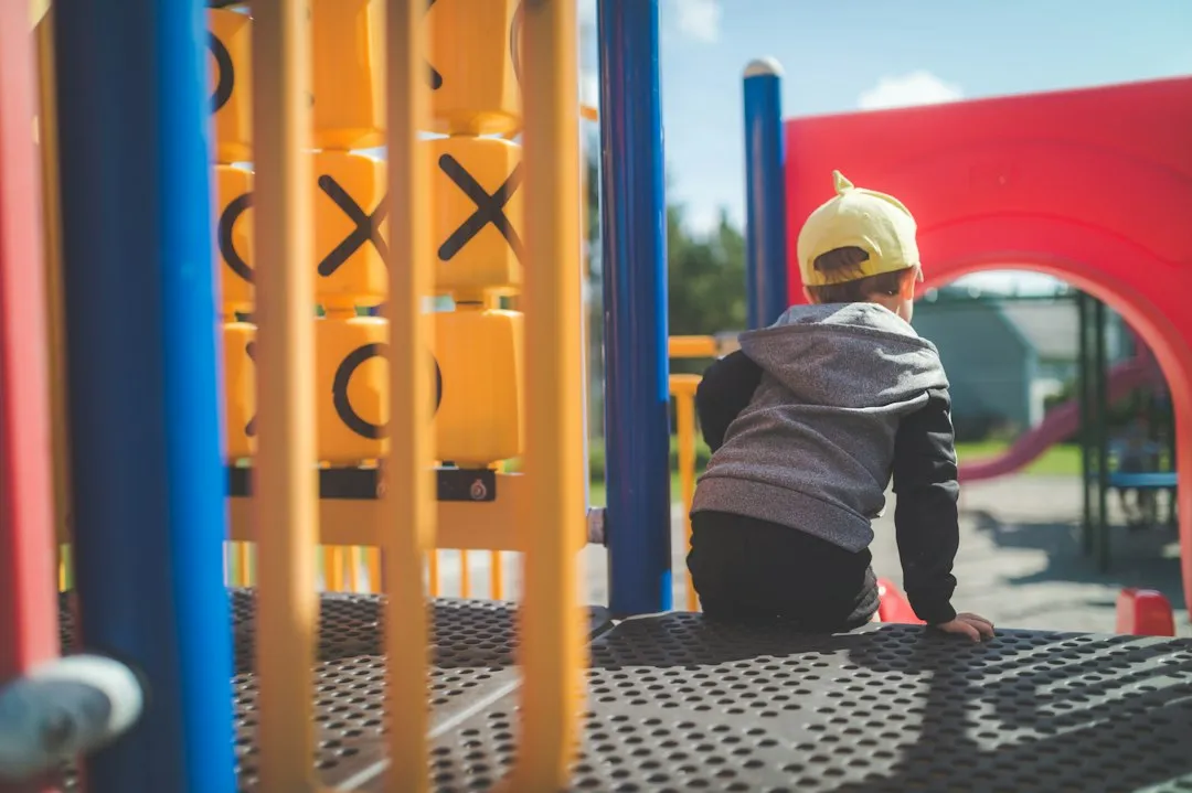 儿童滑梯与攀爬架选购指南：幼儿园户外游乐设备的安全配置要点正文配图 2