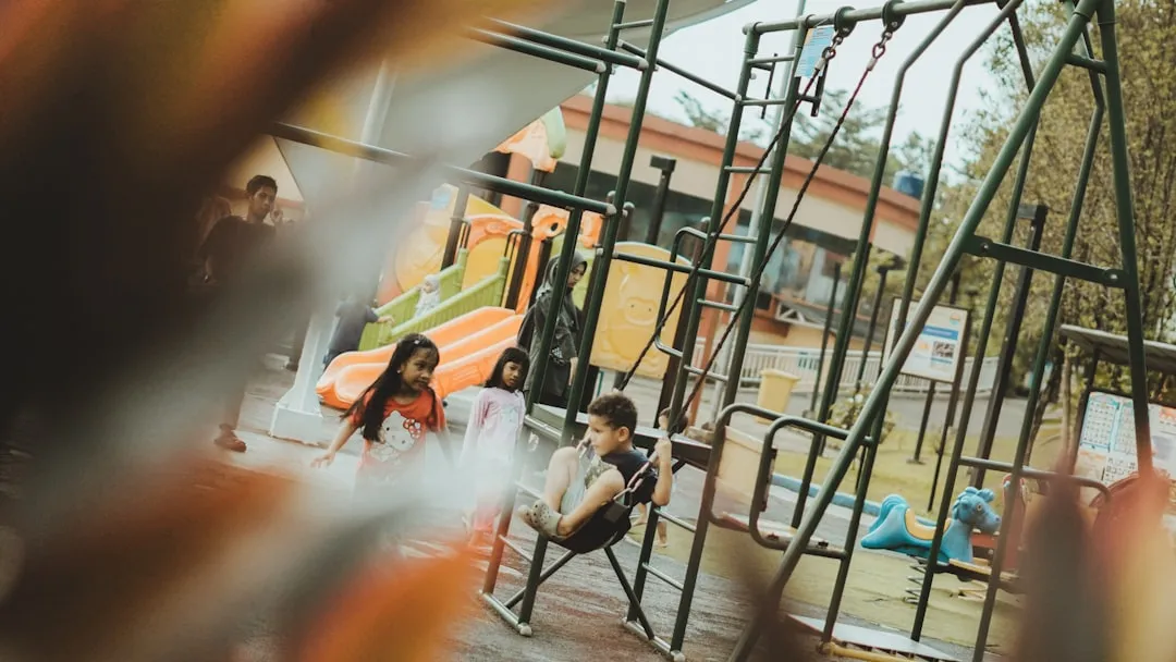 幼儿园户外游乐设备选型指南:儿童滑梯与攀爬架的安全标准解析正文配图 2