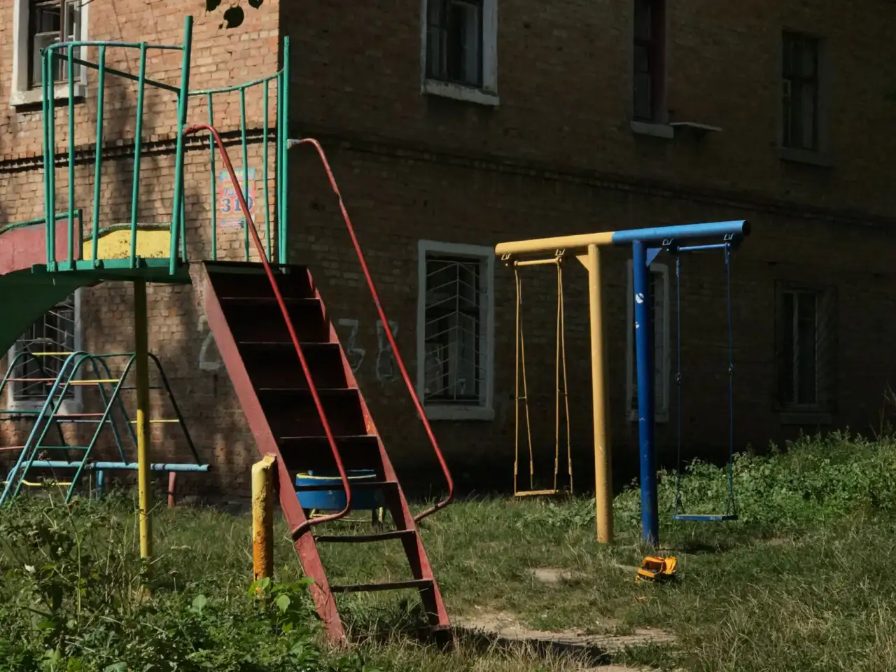 小区游乐场规划方案：如何搭配秋千、摇马与跷跷板提升空间利用率正文配图 1